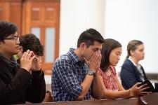 学生们在加州教堂祈祷