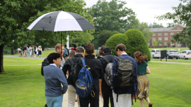 学生们撑着伞穿过校园
