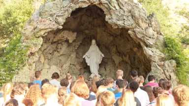 学生们在卢尔德石窟祈祷