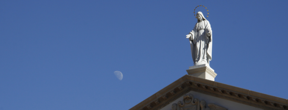 加州教堂顶上的圣母雕像